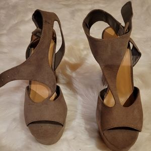 Bamboo NWOT tan, strappy heels, size 9